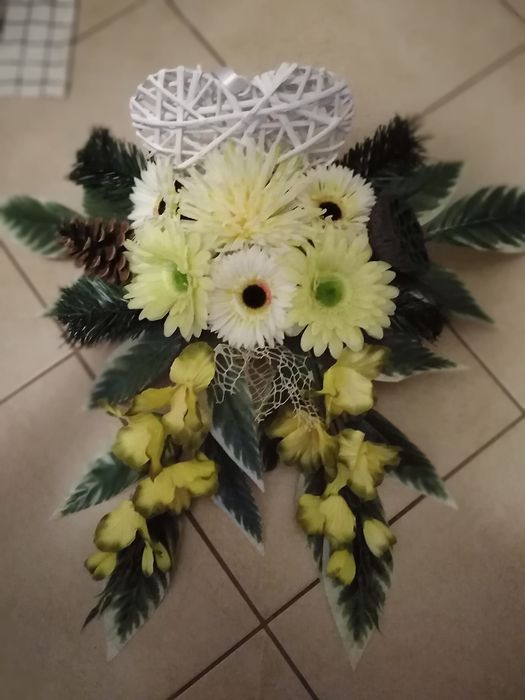 Piękne stroiki na cmentarz gotowe do odbioru