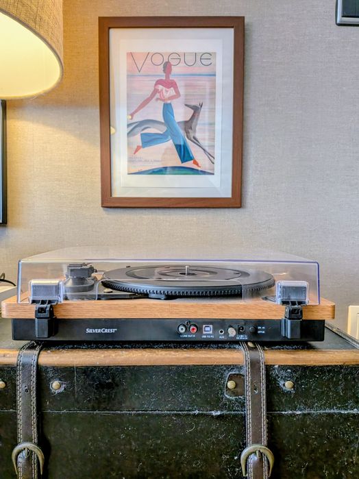 Gira-discos SilverCrest USB estilo retro/madeira  a funcionar, com erro de pitch