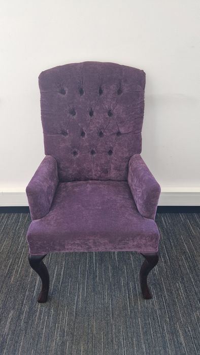 Pikowane krzesło z Chesterfield Meble fioletowe