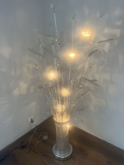 Lampa stojaca srebrna atrakcyjny wygląd