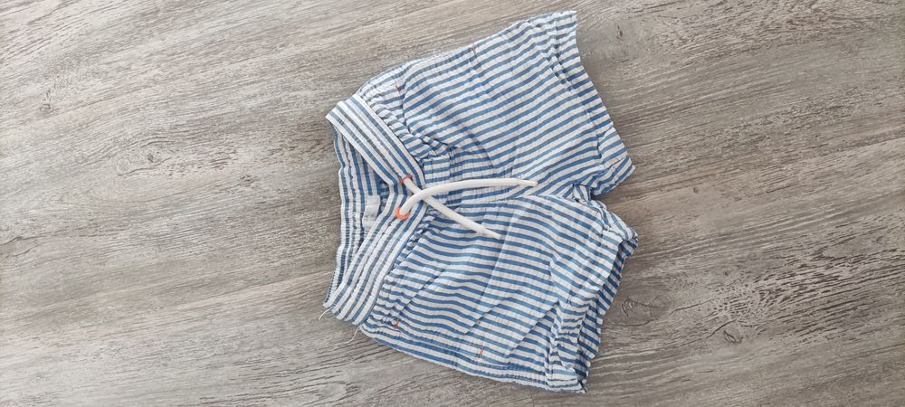 Krótkie spodenki w paski dla chłopca r 80