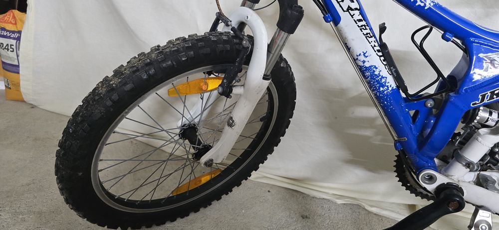 bicicleta de montanha Scott Nitrous JR20 azul e branca com suspensão total.