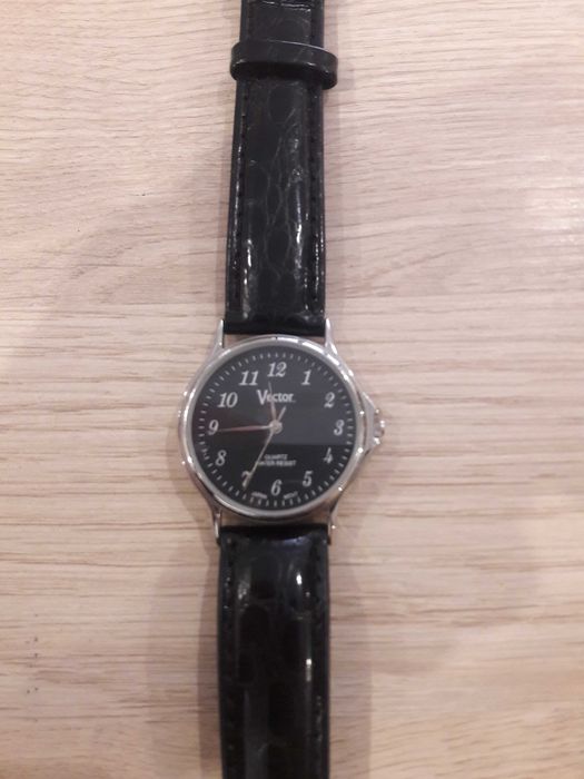 Zegarek Vector w pięknym klasycznym stylu z paskiem