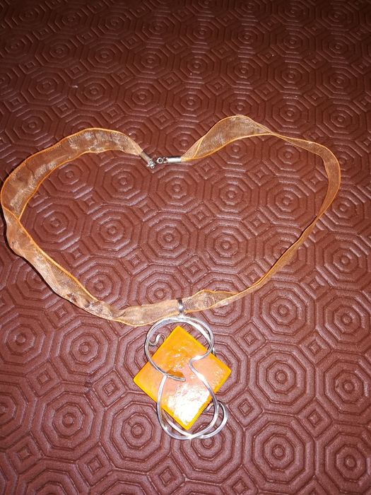 Fio em prata com pedra laranja