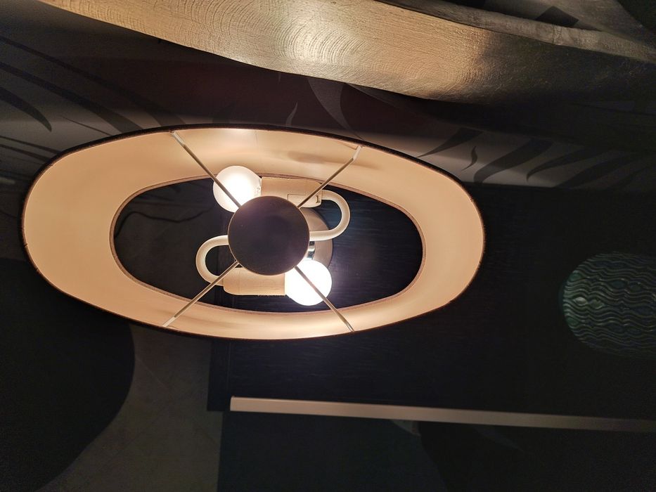 Candeeiro com regulação de intensidade de luz