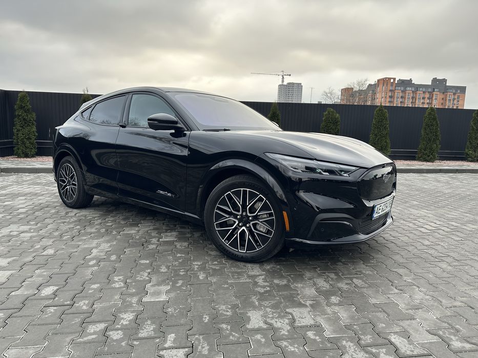 Ford Форд Mustang Mach - E  Premium  2024 рік випуску електрокросовер  батарея 98.7 кіловат запас ходу 500 кілометрів