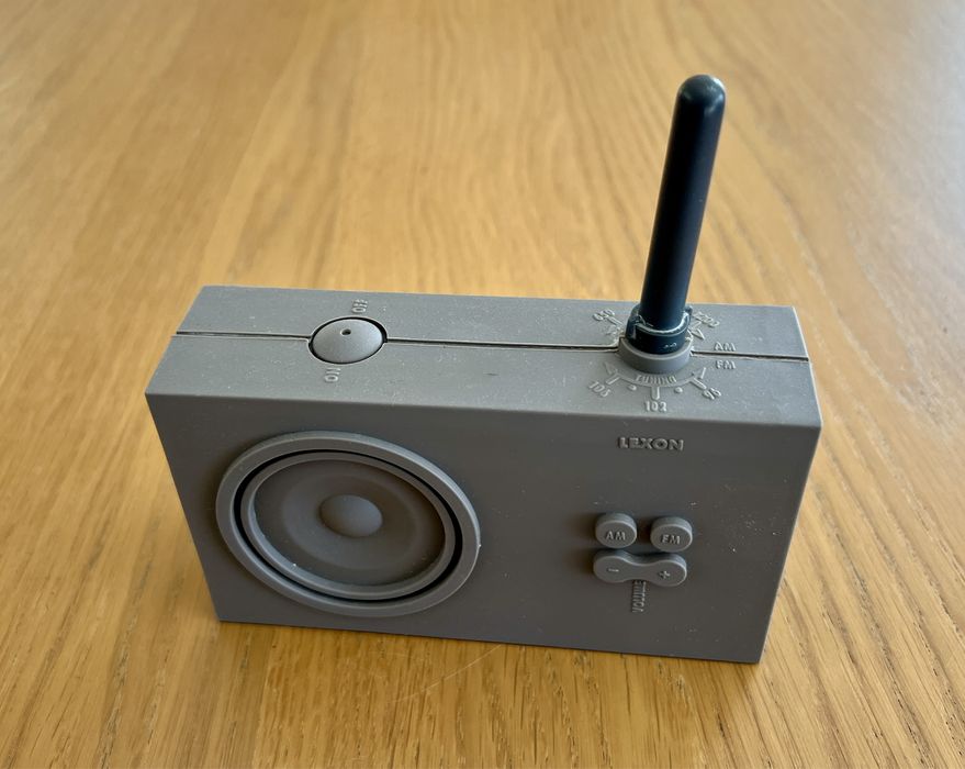 Radio lexon cinzento para peças