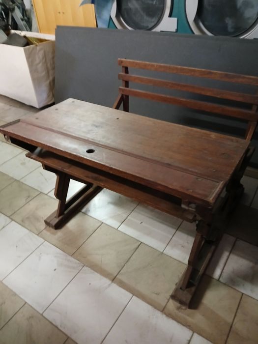 ESCOLA ANTIGA  carteira da escola primária com mais de 100 anos