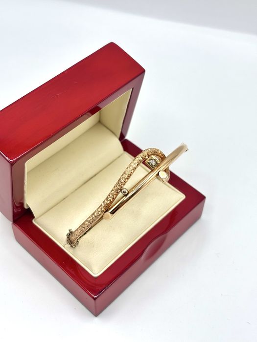 Złota sztywna bransoletka z diamentem