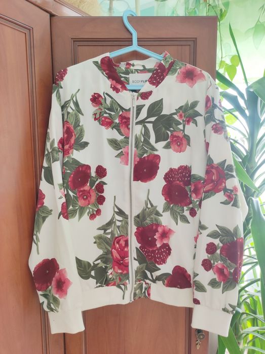 Kurtka bomberka w kwiaty firmy Bonprix.