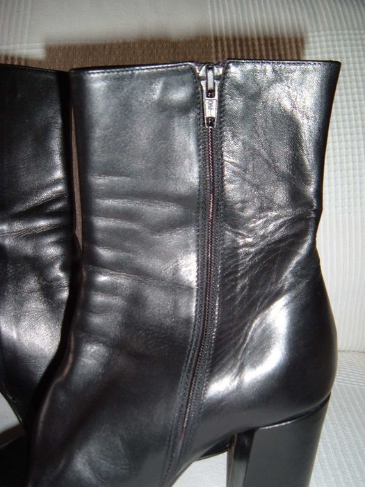 Botins pretos de salto