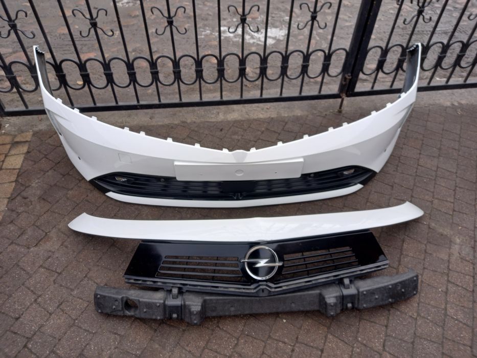 Opel Astra L Zderzak przedni z gryllem
