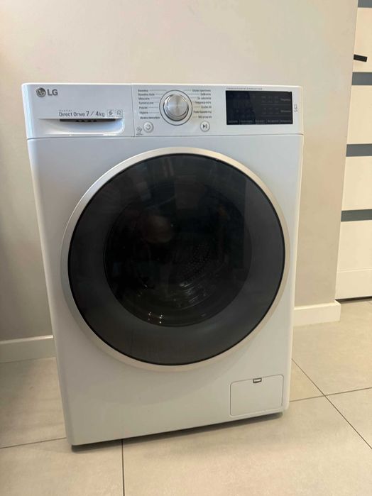 Pralko-suszarka   sprawna i zadbana.