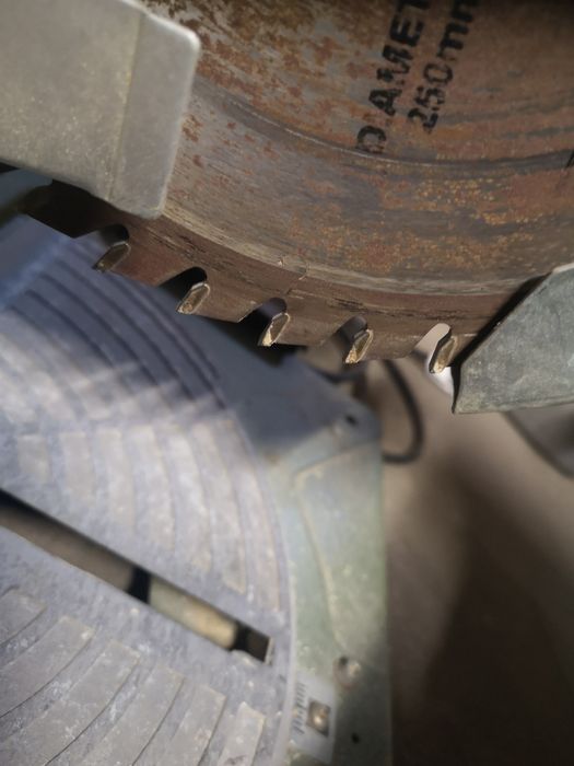 Profesionalna Piła Ukośnica DeWalt