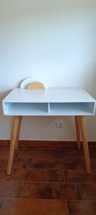 Secretaria com espaço de arrumação