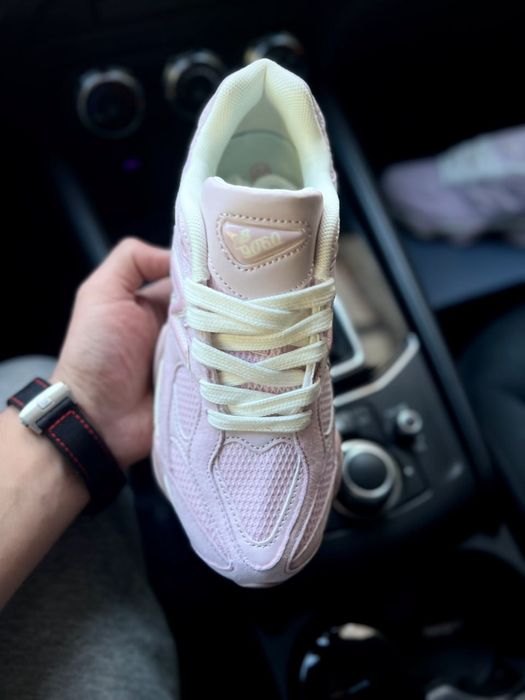 Жіночі кросівки New Balance 9060 рожеві