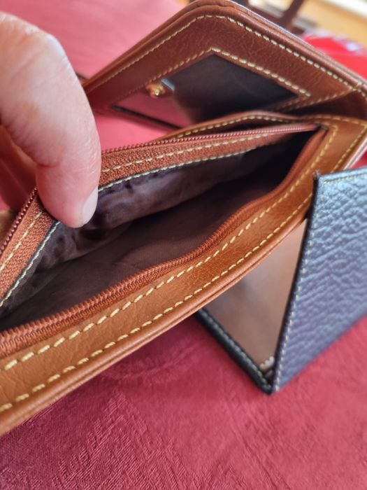 Carteira em pele, marcada.