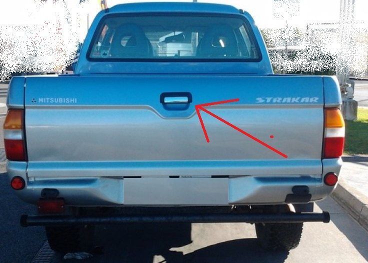 Puxador pega mala Mitsubishi L200 de 1996-2006  NOVO