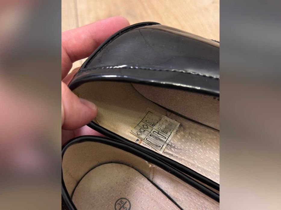 Buty czarne we wzór krokodyli na słupku 38