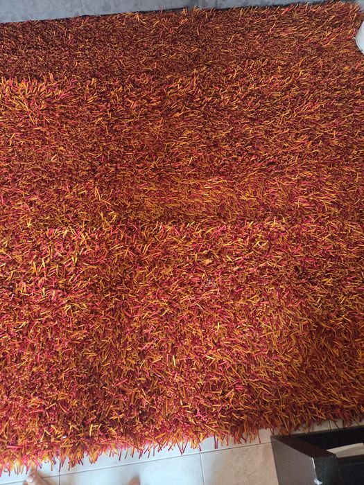 Carpete vermelha e laranja