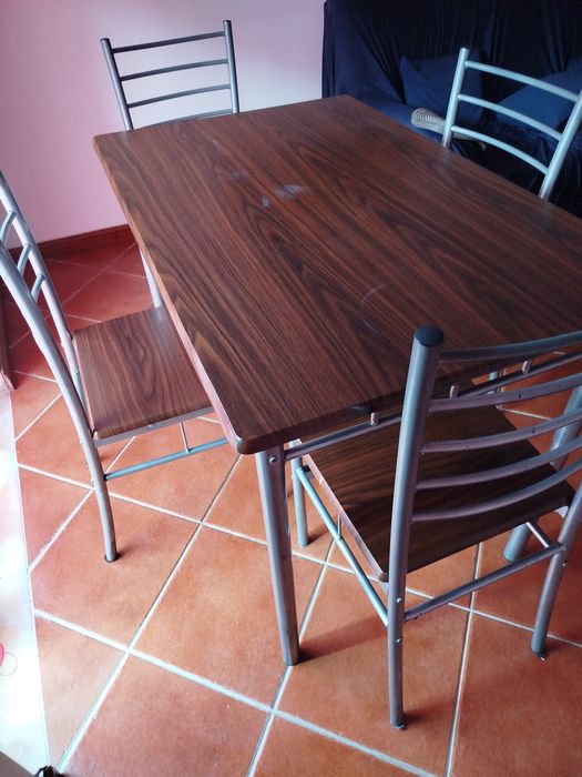 Mesa com 4 cadeiras