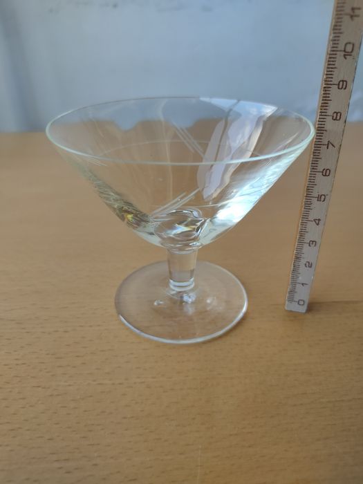 Conjunto de copos antigos desenhados á mão.