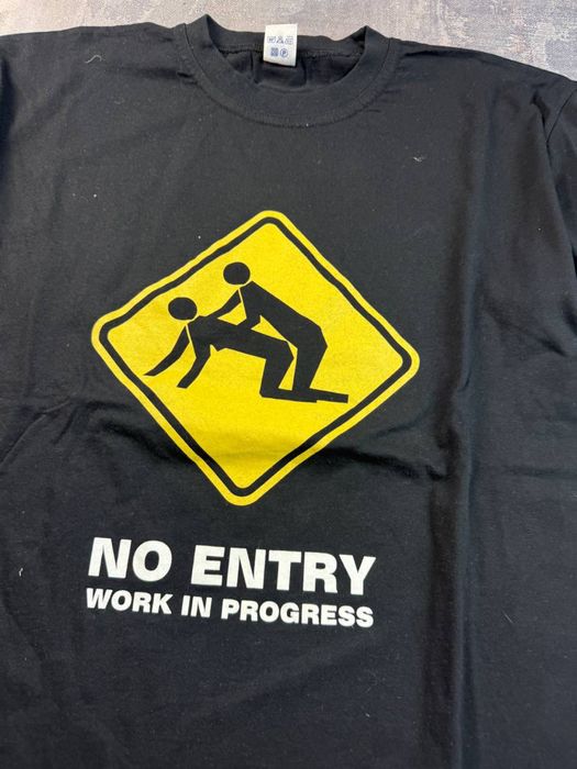 Футболка no entry work in progress