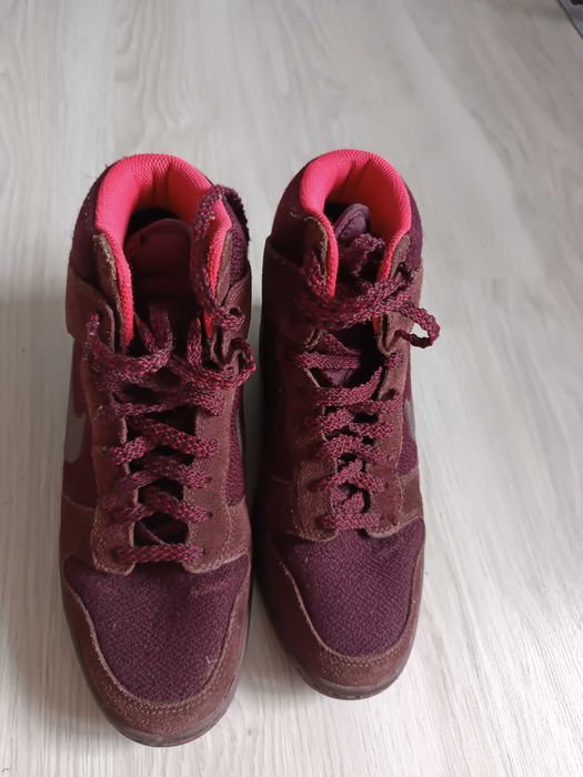 Buty Nike sneakersy z tyłu na koturnie