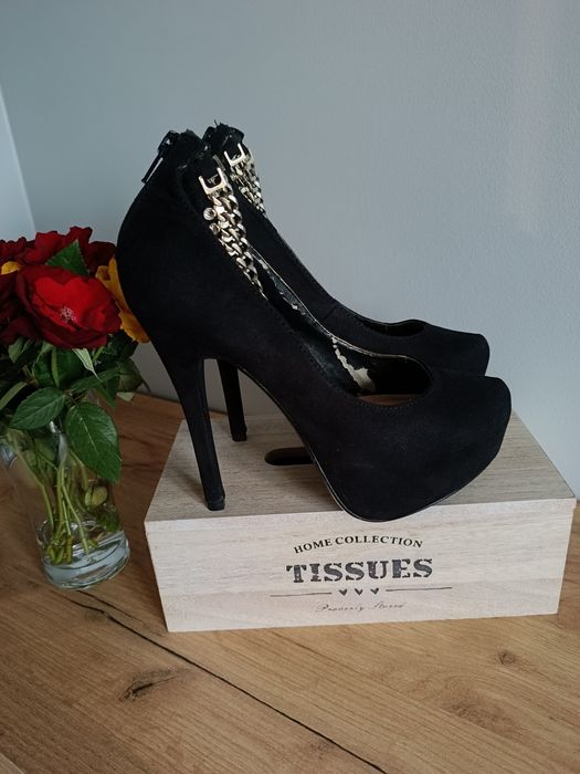 Czarne zamszowe szpilki ze srebrnym łańcuszkiem 38 new look