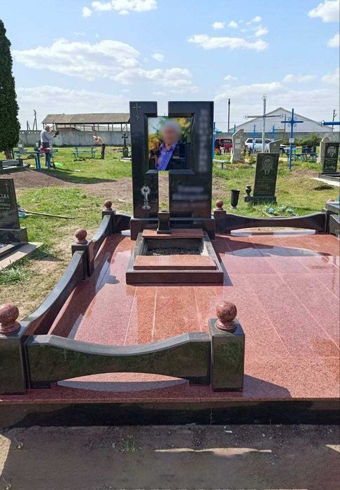 Гранитные памятники, лавки, плитка из гранита-изготовление и установка