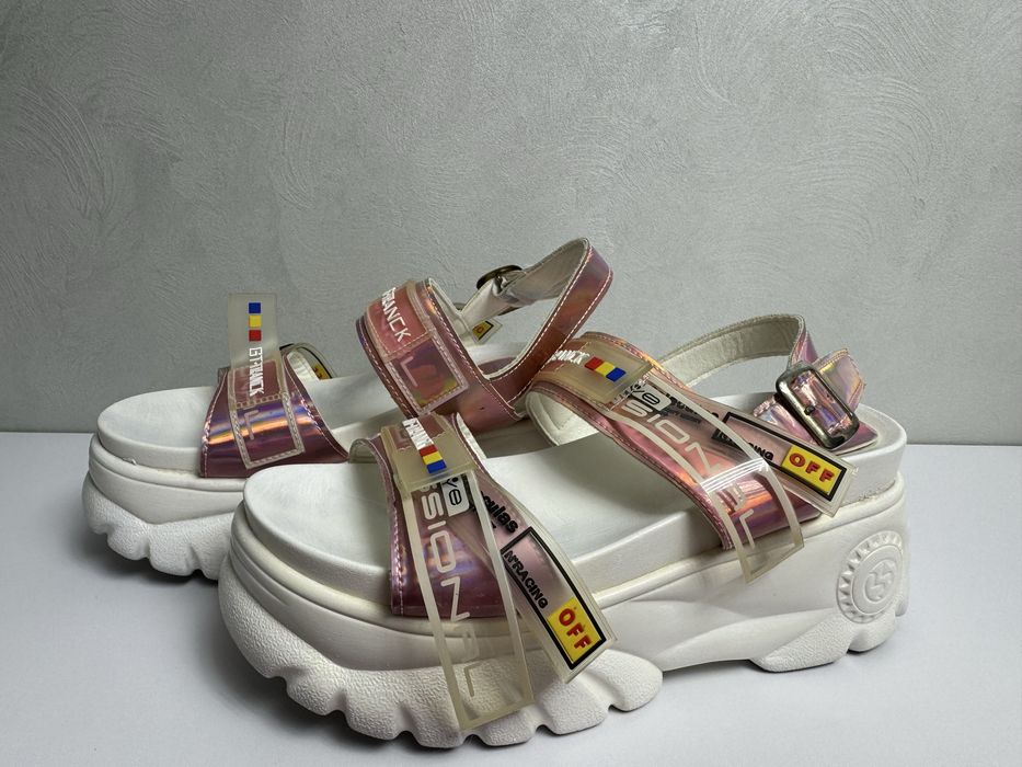 Босоніжки на підвищеній платформі