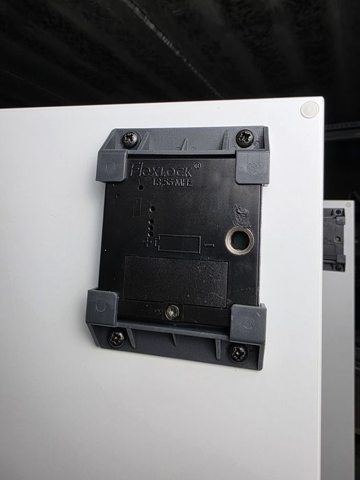 Szafa Edsbyn z zamkami elektronicznymi FlexLock RFID   premium