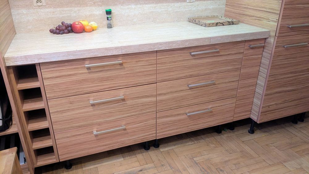 Zestaw mebli kuchennych z lodówką i kuchenką gazową