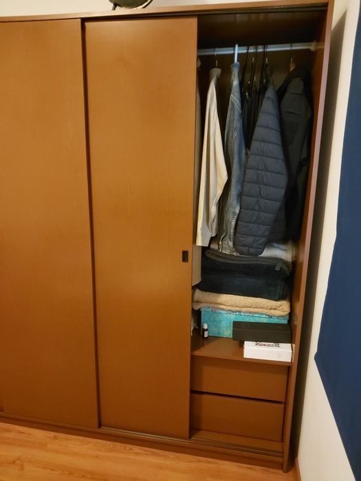 Roupeiro novo de três portas