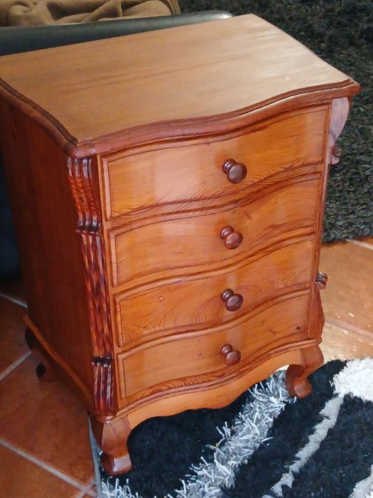 Vendo CAMISEIRO com 4 gavetas em muito boa madeira MACIÇA como novo.