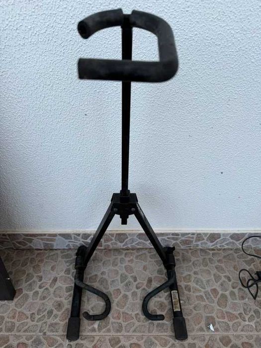 Suporte de Chão para Guitarra / Baixo (Universal)