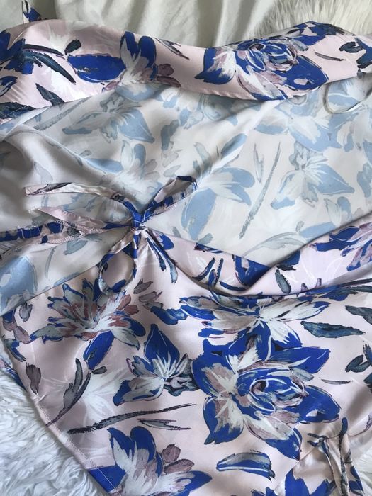 Casaco estilo quimono cintado, acetinado e com padrão floral