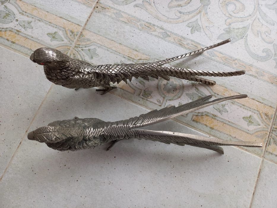 Pavoes em liga metalica