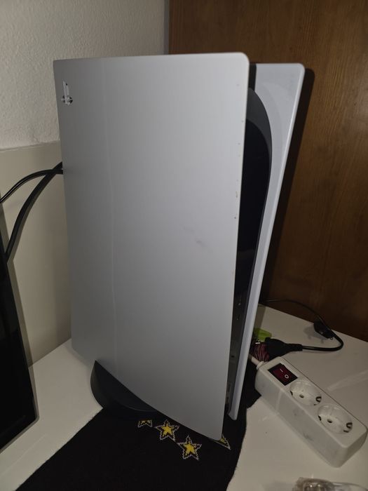 Ps5, 2x comandos, 4x jogos físicos, base de carregamento.