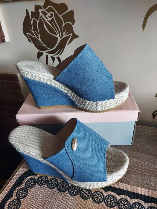 Klapki na koturnie jeansowe