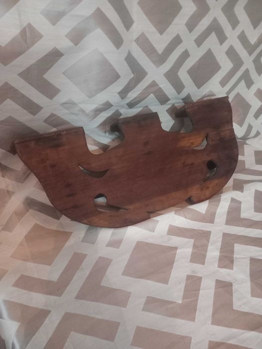 Prateleira antiga,  madeira escura, esculpida três níves, bom estado