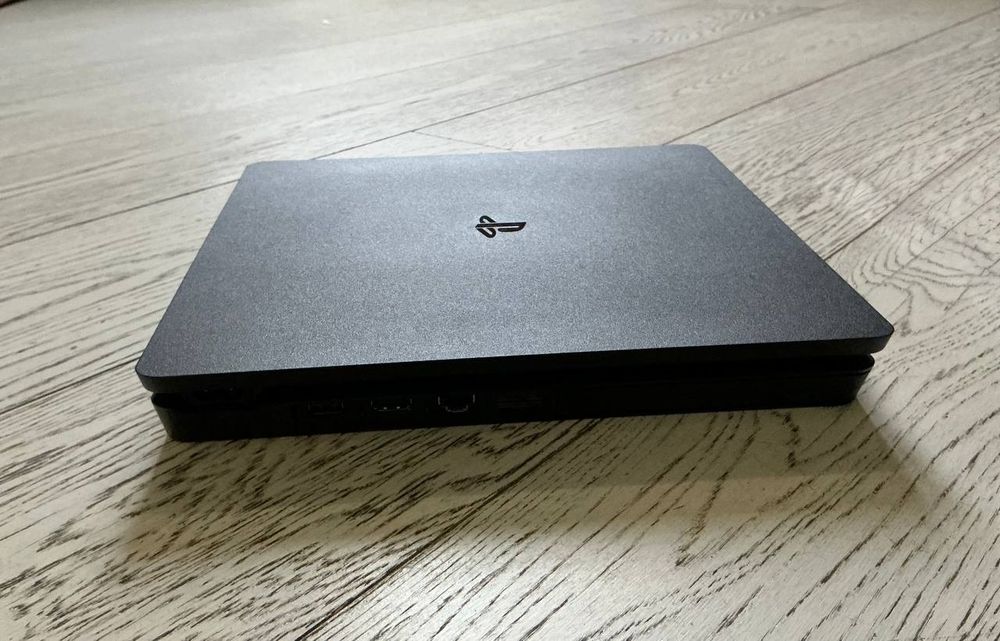 PS4 + 2 джойстики + 5 ігор