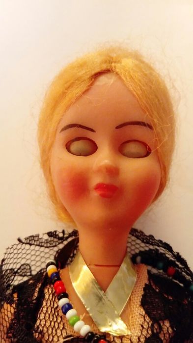 Boneca antiga com vestido comprido