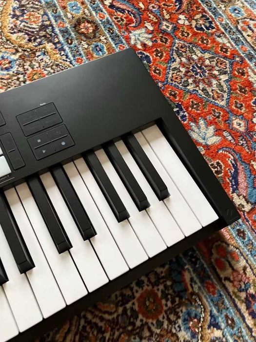 Novation Launchkey 61 MK4 Midi Keyboard