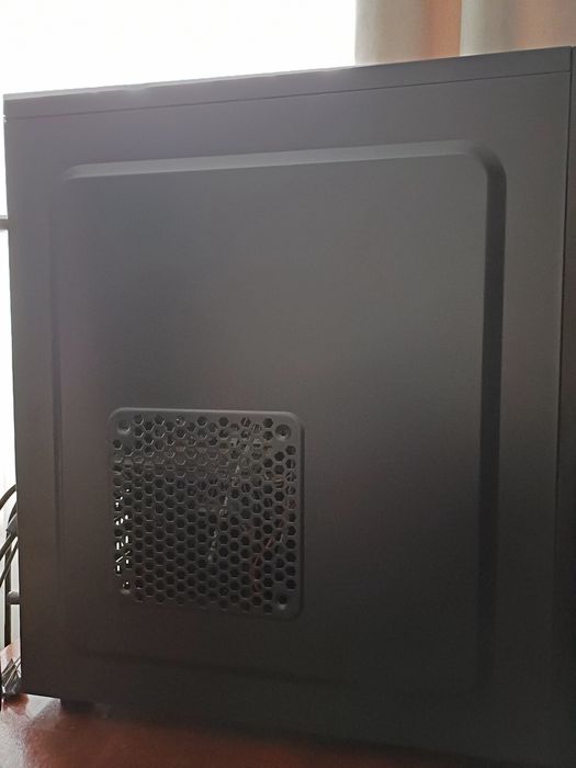 Torre de computador com monitor