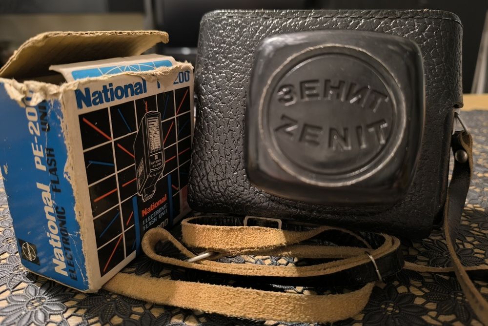 Zenit E z lampą błyskową