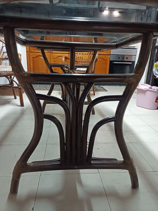 Mesa de bambu com tampo de vidro