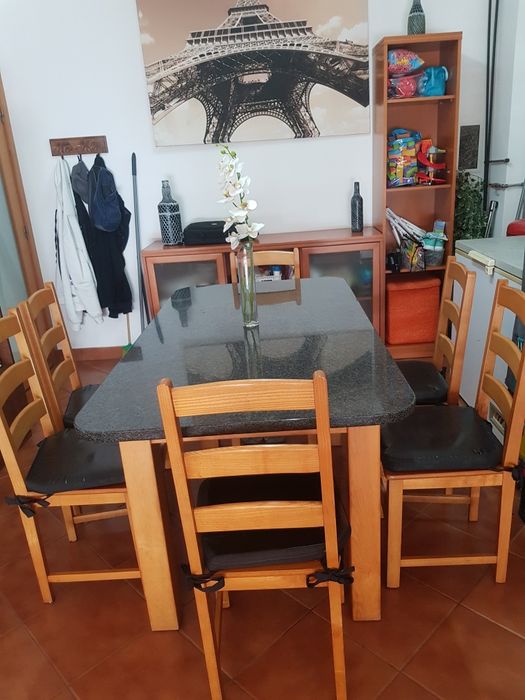 Conjunto de mesa  e cadeiras