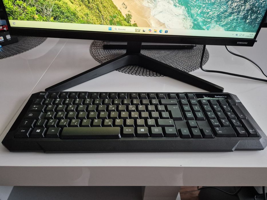 Komputer stacjonarny LCO Pro 2110 wraz z monitorem samsung 24"