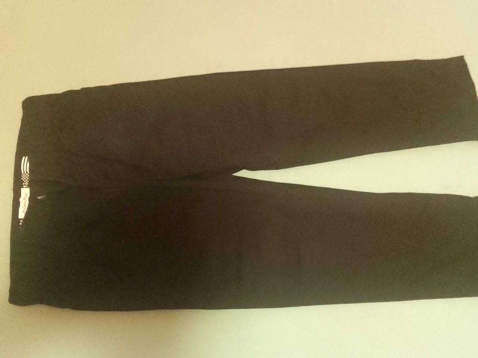 Czarne spodnie chłopięce.